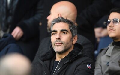 L'acteur français Ary Abittan assiste à un match de football de L1 entre le Paris Saint-Germain et Montpellier Herault SC au stade Parc des Princes à Paris, le 1er février 2020. (Crédit : MARTIN BUREAU / AFP)