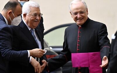 Le président de l'Autorité palestinienne Mahmoud Abbas (G) est accueilli par Monseigneur Leonardo Sapienza (D), régent de la Préfecture de la Maison pontificale, à son arrivée dans la cour de San Damaso pour une rencontre avec le Pape au Palais apostolique, le 4 novembre 2021 au Vatican. (Crédit : Alberto PIZZOLI / AFP)