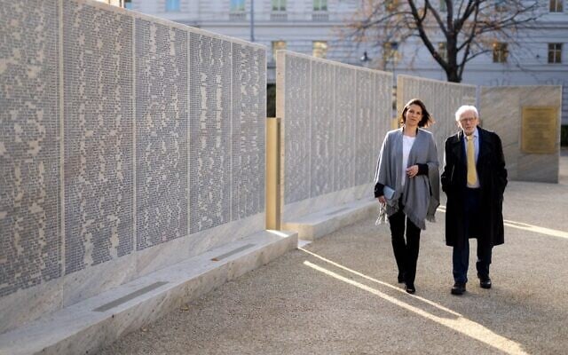 La ministre autrichienne Karoline Edtstadler (à gauche) et le survivant de la Shoah Kurt Yakov Tutter, le 9 novembre 2021, à l'occasion de l'inauguration du Mur des noms à Vienne. (Crédit : GEORG HOCHMUTH / APA / AFP) La ministre autrichienne Karoline Edtstadler (à gauche) et le survivant de la Shoah Kurt Yakov Tutter, le 9 novembre 2021, à l'occasion de l'inauguration du Mur des noms à Vienne. (Crédit : GEORG HOCHMUTH / APA / AFP)