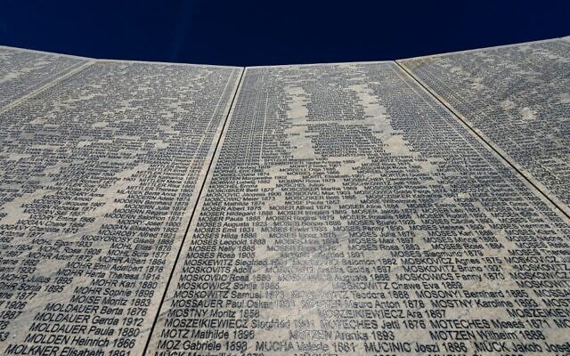 Le Mur des noms à Vienne, en Autriche, avant son inauguration le 9 novembre 2021. (Crédit : GEORG HOCHMUTH / APA / AFP) Le Mur des noms à Vienne, en Autriche, avant son inauguration le 9 novembre 2021. (Crédit : GEORG HOCHMUTH / APA / AFP)