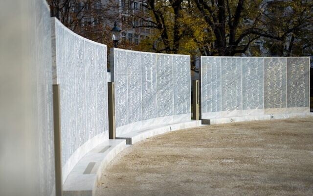 Le Mur des noms à Vienne, en Autriche, avant son inauguration le 9 novembre 2021. (Crédit : GEORG HOCHMUTH / APA / AFP) Le Mur des noms à Vienne, en Autriche, avant son inauguration le 9 novembre 2021. (Crédit : GEORG HOCHMUTH / APA / AFP)