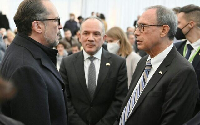 Le chancelier autrichien Alexander Schallenberg (à gauche) et le ministre israélien des Affaires de la diaspora Nachman Shai (à droite) au Mur des noms de la Shoah à Vienne, à l'occasion de son inauguration le 9 novembre 2021. (Crédit : HERBERT NEUBAUER / APA / AFP) Le chancelier autrichien Alexander Schallenberg (à gauche) et le ministre israélien des Affaires de la diaspora Nachman Shai (à droite) au Mur des noms de la Shoah à Vienne, à l'occasion de son inauguration le 9 novembre 2021. (Crédit : HERBERT NEUBAUER / APA / AFP)