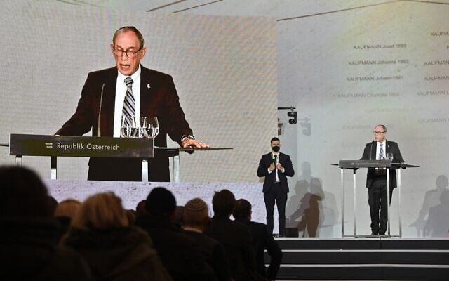 Le ministre israélien des Affaires de la diaspora, Nachman Shai, pendant son discours lors de l'inauguration du mémorial du Mur des noms de la Shoah à Vienne, en Autriche, le 9 novembre 2021. (Crédit : HERBERT NEUBAUER / APA / AFP) Le ministre israélien des Affaires de la diaspora, Nachman Shai, pendant son discours lors de l'inauguration du mémorial du Mur des noms de la Shoah à Vienne, en Autriche, le 9 novembre 2021. (Crédit : HERBERT NEUBAUER / APA / AFP)