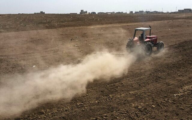 Un tracteur laboure une parcelle de terre agricole, à la périphérie de la ville de Tel Keppe (Tel Kaif) au nord de la ville de Mossoul, dans la province irakienne de Ninive (nord), le 26 octobre 2021. (Crédit : Zaid AL-OBEIDI / AFP) Un tracteur laboure une parcelle de terre agricole, à la périphérie de la ville de Tel Keppe (Tel Kaif) au nord de la ville de Mossoul, dans la province irakienne de Ninive (nord), le 26 octobre 2021. (Crédit : Zaid AL-OBEIDI / AFP)
