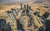 Les travaux de construction en cours dans le "quartier des affaires et des finances" du mégaprojet égyptien de "nouvelle capitale administrative", à quelque 45 kilomètres à l'est du Caire, le 3 août 2021. (Crédit : Khaled DESOUKI / AFP)