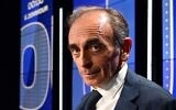 Le journaliste d'extrême droite français Eric Zemmour avant de participer à un débat télévisé avec le leader du mouvement de gauche français La France Insoumise (LFI) et candidat à la présidence Jean-Luc Melenchon, dans les studios de la chaîne française d'information en continu BFMTV à Paris, en vue de l'élection présidentielle française de 2022, le 23 septembre 2021. (Crédit : BERTRAND GUAY / POOL / AFP)