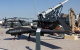 Le véhicule aérien sans pilote (drone ou UAV) "Reach-S" sur le stand d'EDGE advanced technology group for defence, lors du salon aéronautique de Dubaï 2021 dans l'émirat du Golfe,14 novembre 2021. (Crédit : GIUSEPPE CACACE / AFP)