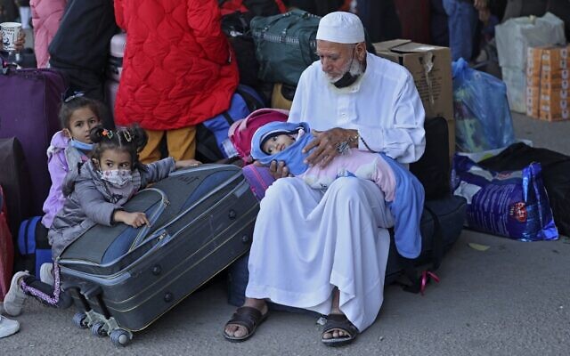 Des Palestiniens attendent leur tour pour passer en Égypte par le poste frontière de Rafah, dans le sud de la bande de Gaza, le 15 novembre 2021. (Crédit : AFP)