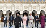 L'islamologue égyptien et actuel Grand Imam de la mosquée Al-Azhar, Sheikh Ahmed Al-Tayeb, reçoit le Prince Charles , Prince de Galles, et Camilla, Duchesse de Cornouailles, à leur arrivée à la mosquée au Caire le 18 novembre 2021. (Crédit  : Ahmed HASAN / AFP)