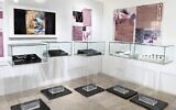Une photo prise le 18 novembre 2021 à Rabat montre des artefacts dévoilés par des archéologues au Maroc qui, selon eux, sont parmi les plus anciens du monde. (Crédit : AFP)