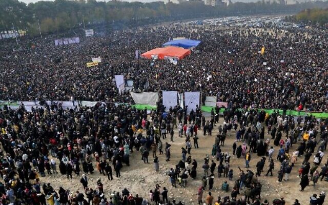 Des Iraniens se rassemblent lors d'une manifestation pour exprimer leur colère après l'assèchement de la rivière vitale de leur province en raison de la sécheresse et du détournement des eaux, dans la ville centrale d'Isfahan, le 19 novembre 2021. (Fatmeh Nasr / ISNA / AFP)