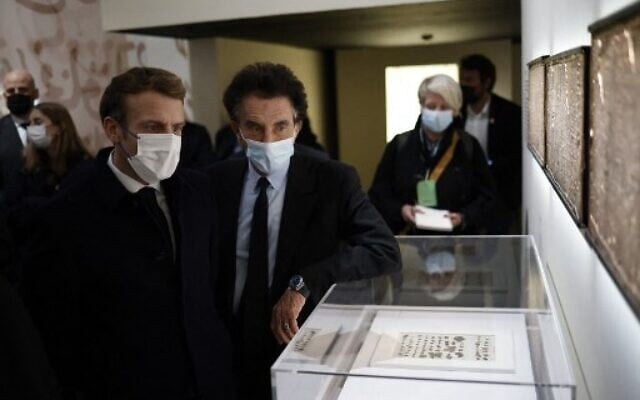 Le président français Emmanuel Macron et le président de l'Institut du monde arabe (IMA), l'ancien ministre français de la Culture Jack Lang, visitent l'exposition « Les Juifs d'Orient, une histoire plurimillénaire » à l'IMA, à Paris, le 22 novembre 2021. (Crédit : Yoan VALAT / POOL / AFP) Le président français Emmanuel Macron et le président de l'Institut du monde arabe (IMA), l'ancien ministre français de la Culture Jack Lang, visitent l'exposition « Les Juifs d'Orient, une histoire plurimillénaire » à l'IMA, à Paris, le 22 novembre 2021. (Crédit : Yoan VALAT / POOL / AFP)