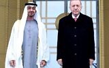 Le président turc Recep Tayyip Erdogan (à droite) pose avec le prince héritier d'Abou Dhabi, le cheikh Mohammed bin Zayed Al Nahyan, lors d'une cérémonie officielle au complexe présidentiel à Ankara, le 24 novembre 2021. (Crédit : Adem ALTAN / AFP)