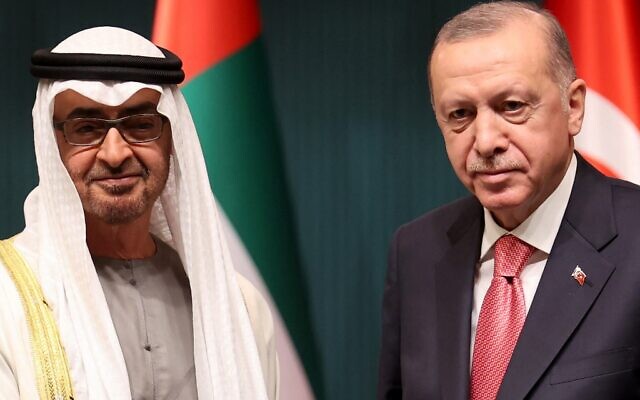 Le président turc Recep Tayyip Erdogan (à droite) pose avec le prince héritier d'Abou Dhabi, le cheikh Mohammed bin Zayed Al Nahyan, lors d'une cérémonie officielle au complexe présidentiel à Ankara, le 24 novembre 2021. (Crédit : Adem ALTAN / AFP) Le président turc Recep Tayyip Erdogan (à droite) pose avec le prince héritier d'Abou Dhabi, le cheikh Mohammed bin Zayed Al Nahyan, lors d'une cérémonie officielle au complexe présidentiel à Ankara, le 24 novembre 2021. (Crédit : Adem ALTAN / AFP)
