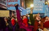 Des manifestantes scandent des slogans et tiennent des pancartes lors d'une manifestation contre la violence sexiste à l'occasion de la Journée internationale pour l'élimination de la violence à l'égard des femmes, à Istanbul, le 25 novembre 2021. (Crédit : ZEYNEP KURAY / AFP)
