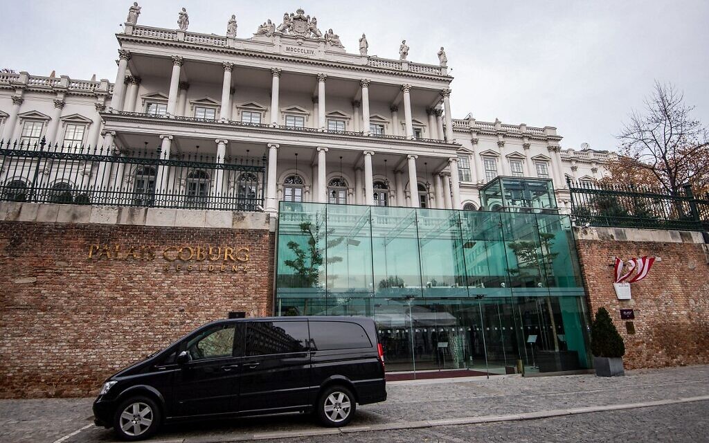 Le Palais Cobourg, lieu des pourparlers de relance du Plan d'action global conjoint (JCPOA), à Vienne, le 29 novembre 2021. (Crédit : VLADIMIR SIMICEK / AFP)