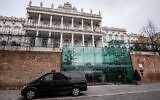 Le Palais Cobourg, lieu des pourparlers de relance du Plan d'action global conjoint (JCPOA), à Vienne, le 29 novembre 2021. (Crédit : VLADIMIR SIMICEK / AFP)