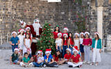 Le Père Noël israélien au parc national de Kursi, lieu du Miracle of the Swine avec des enfants du plateau du Golan, le 10 novembre 2021. (Crédit : Omri Masika et de Roi Peretz)