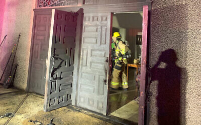 Un incendie à l'extérieur de la Congrégation Beth Israel à Austin, au Texas, le 31 octobre 2021. (Crédit : Sapeurs Pompiers d'Austin)