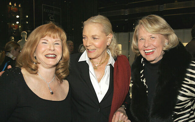 Helene Fortunoff avec Lauren Bacall et Liz Smith, à New York. Photo non datée. (Crédit : Randy Brooke/ WireImage via JTA)