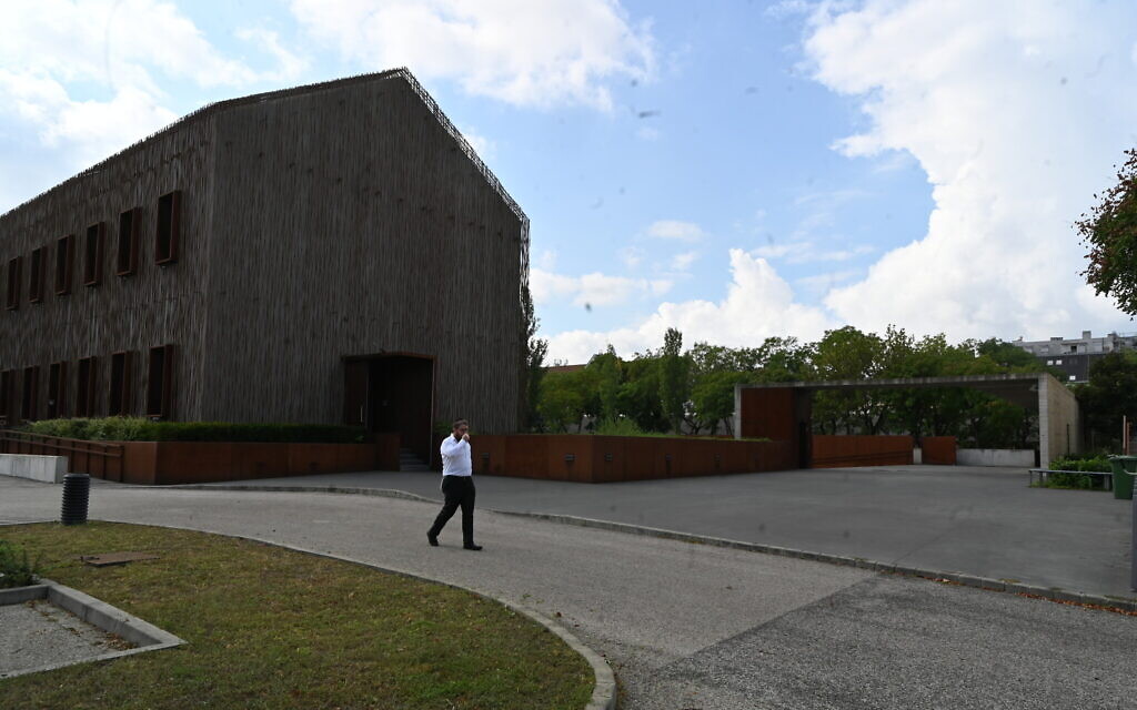Le rabbin Slomo Koves marche sur le parking du musée de l'Holocauste House of Fates à Budapest, Hongrie, le 27 août 2021. (Crédit : Cnaan Liphshiz)