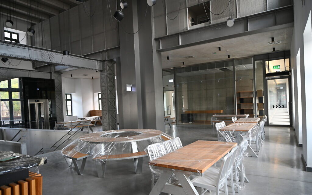 La cafétéria du musée de la Shoah House of Fates à Budapest, en Hongrie, le 27 août 2021, attend les visiteurs six ans après que le musée et l'institution à laquelle il appartient aient été ouverts au public. (Crédit : Cnaan Liphshiz/ JTA)
