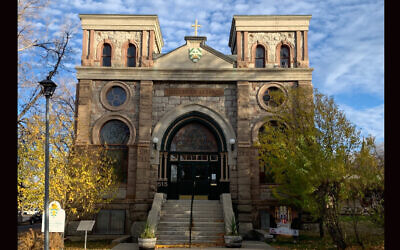 Le Montana Jewish Project tente d'acheter l'ancien bâtiment de la synagogue Temple Emanu-El, au diocèse catholique de Helena, et de le transformer en centre communautaire. (Crédit : Montana Jewish Project via JTA)