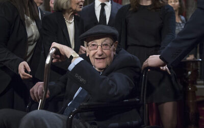 Abe Schumer, père du leader de la majorité au sénat Charles Schumer, démocrate de New York, lors d'une cérémonie de prestation de serment de son fils au Capitole, le 3 janvier 2016. (Crédit : Tom Williams/CQ Roll Call via JTA)