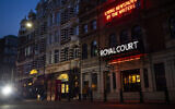 Une vue du Royal Court Theatre sur Sloane Square, à Londres, le 20 avril 2021. (Crédit :  Rob Pinney/Getty Images via JTA)