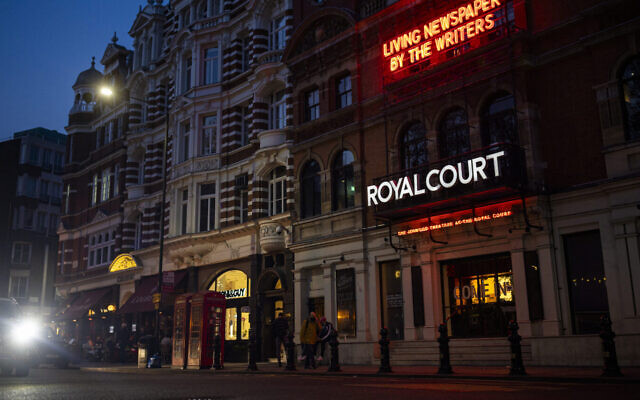 Une vue du Royal Court Theatre sur Sloane Square, à Londres, le 20 avril 2021. (Crédit : Rob Pinney/Getty Images via JTA) Une vue du Royal Court Theatre sur Sloane Square, à Londres, le 20 avril 2021. (Crédit : Rob Pinney/Getty Images via JTA)