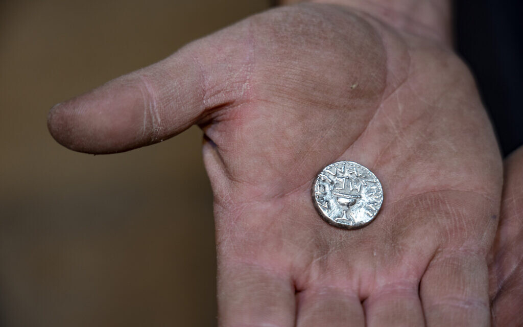 La pièce rare en argent. (Crédit : Yaniv Berman/Cité de David et Autorité israélienne des antiquités)