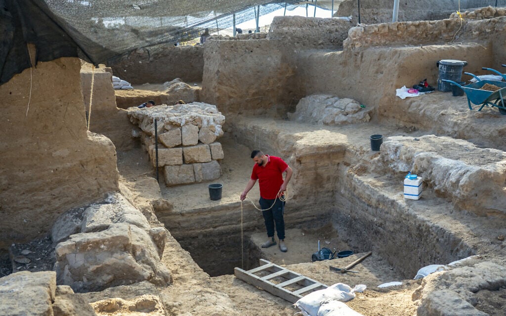 Les travaux dans un ancien cimetière de Yavné. (Crédit : Yaniv Berman/Israel Antiquities Authority)