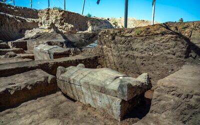 Des tombes de l'époque des Sanhédrins à Yavné. (Crédit : Yaniv Berman/Israel Antiquities Authority)