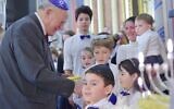 Aurel Vainer durant une cérémonie avec des enfants au temple choral de Bucarest. (Crédit : Facebook via JTA)