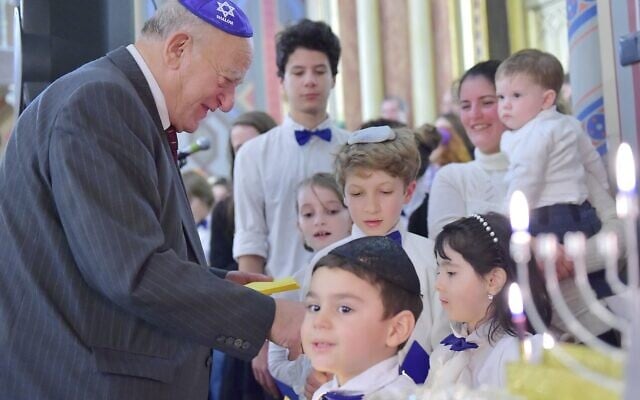 Aurel Vainer durant une cérémonie avec des enfants au temple choral de Bucarest. (Crédit : Facebook via JTA) Aurel Vainer durant une cérémonie avec des enfants au temple choral de Bucarest. (Crédit : Facebook via JTA)