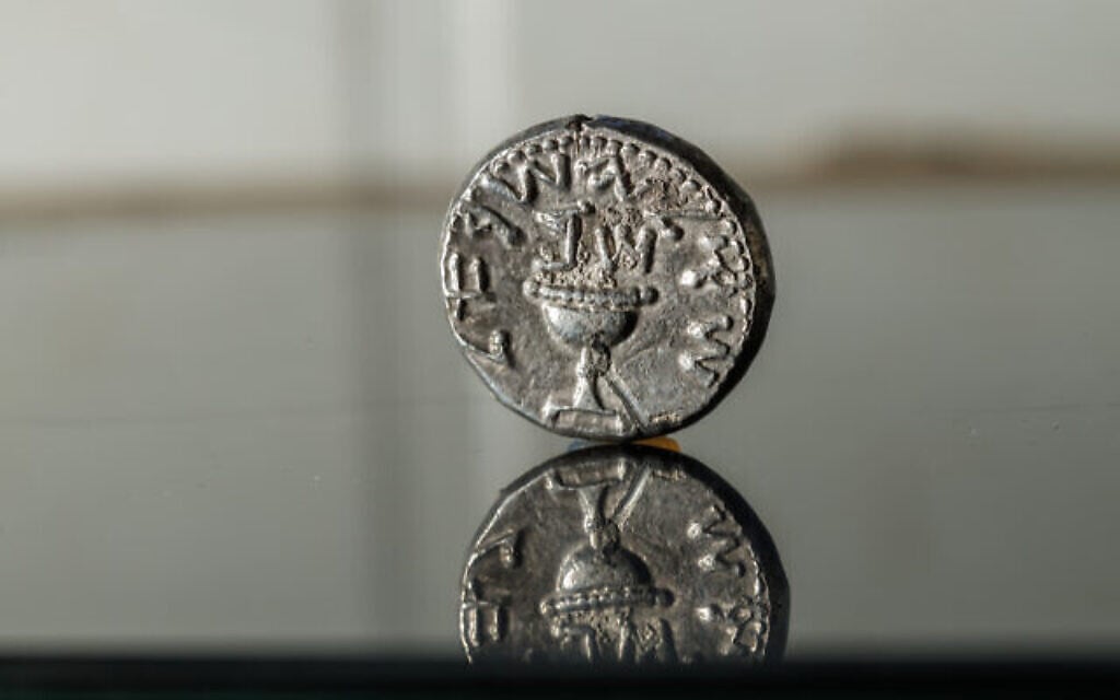 La pièce de monnaie en argent arborant une coupe et la légende 'shekel d'Israël', avec les lettres : Shin et Bet (seconde année de la Grande révolte). (Crédit : Eliyahu Yanai/Cité de David)