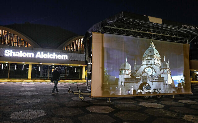 Une photo de l'ancienne synagogue est projetée là où elle se trouvait jadis à Dortmund, en Allemagne, le 9 novembre 2021, à l'occasion du 83e anniversaire de la Nuit de cristal, pogrom antisémite mené par les nazis en 1938. (Crédit :  AP Photo/Martin Meissner)