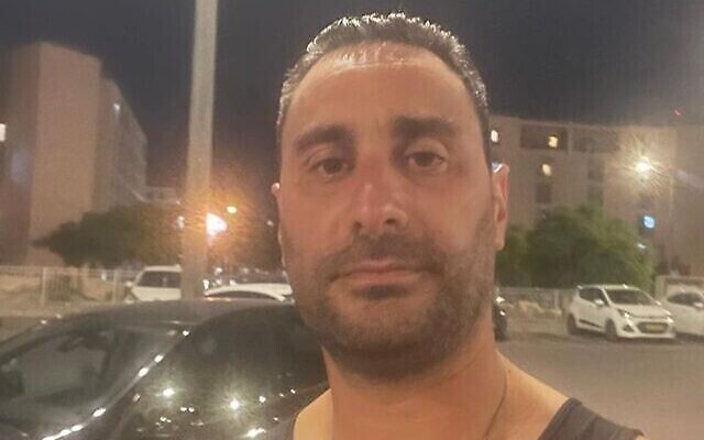 Dan Sharoni, un officier de Tsahal accusé de délits sexuels, arrive pour une audience au tribunal militaire de Beit Lid, le 24 juillet 2022. (Crédit : Flash90) (Crédit : Facebook) Dan Sharoni, un officier de Tsahal accusé de délits sexuels, arrive pour une audience au tribunal militaire de Beit Lid, le 24 juillet 2022. (Crédit : Flash90) (Crédit : Facebook)