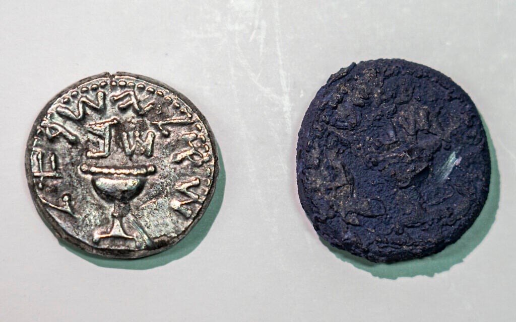 La pièce en argent à côté d'une pièce carbonisée, brûlée pendant la destruction de Jérusalem.  ( Crédit :  Yaniv Berman/Cité de David et Autorité israélienne des antiquités)