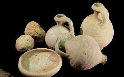 De la poterie, pierres de fronde, et des armes trouvées dans les fouilles de la forêt de Lachish (Crédit : Davida Eisenberg-Degen/Israel Antiquities Authority)