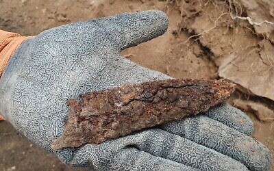 Une arme découverte dans les fouilles de la forêt de Lachish, probablement utilisée lors d'une bataille à l'époque grecque. (Crédit : Saar Ganor, Israel Antiquities Authority)