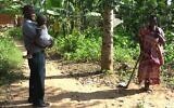 Le docteur Samson Wamani chez lui avec son épouse et sa petite fille. (Crédit : Bernard Dichek)