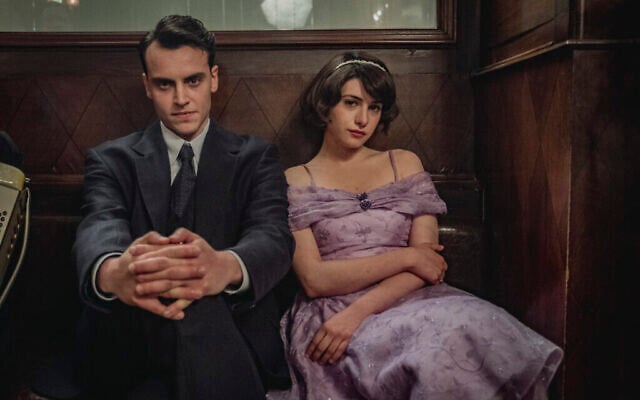 Ilker Kiliç (à gauche) dans le rôle de Mordo, et Asude Kalebek dans celui de Raşel dans 'The Club'. (Crédit : Netflix/via JTA)