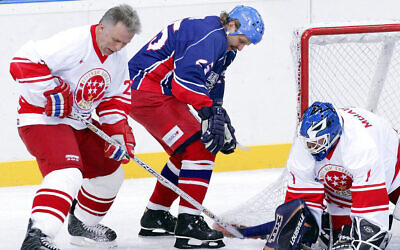 Le ministre des Sports russe de l'époque,  Vyacheslav Fetisov, à gauche, pendant un match amical des "légendes du Hockey d'URSS" contre l'équipe des 'World Stars' à Moscou, le 28 janvier 2006. (Crédit : Ivan Sekretarev/AP/File)