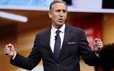 Le directeur-général de Starbucks Howard Schultz lors d'une rencontre des actionnaires de la firme à Seattle, le 22 mars 2017. (Crédit : AP Photo/Elaine Thompson, File)