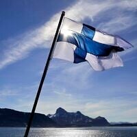 Illustration : Le drapeau de la Finlande flotte à bord du brise-glace finlandais MSV Nordica lors de son arrivée à Nuuk, au Groenland, le 29 juillet 2017. (Crédit : AP Photo/David Goldman)