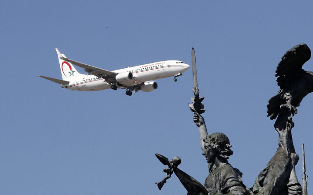 Un avion de Royal Air Maroc s’apprête à atterrir à l'aéroport de Lisbonne, face au monument aux héros de la guerre d'Espagne, au premier plan, le 21 août 2019. (Crédit : AP Photo/Armando Franca) Un avion de Royal Air Maroc s’apprête à atterrir à l'aéroport de Lisbonne, face au monument aux héros de la guerre d'Espagne, au premier plan, le 21 août 2019. (Crédit : AP Photo/Armando Franca)