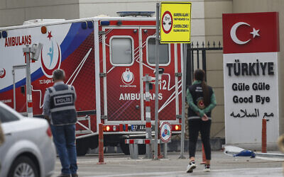 La police turque attend une ambulance au poste frontière de Karkamis dans la province de Gaziantep, dans le sud-est de la Turquie, le mercredi 16 octobre 2019. (Crédit : AP/Emrah Gurel)