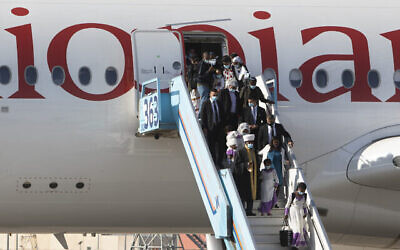 Photo d'illustration montrant des immigrants éthiopiens arrivant à l'aéroport Ben Gurion près de Tel Aviv, Israël, jeudi 3 décembre 2020. (Crédit : AP/Sebastian Scheiner)