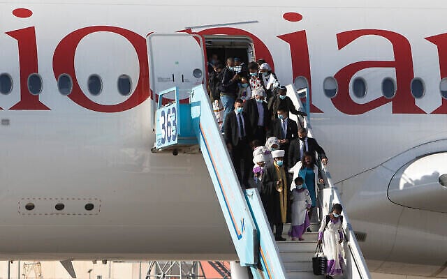 Photo d'illustration montrant des immigrants éthiopiens arrivant à l'aéroport Ben Gurion près de Tel Aviv, Israël, jeudi 3 décembre 2020. (Crédit : AP/Sebastian Scheiner) Photo d'illustration montrant des immigrants éthiopiens arrivant à l'aéroport Ben Gurion près de Tel Aviv, Israël, jeudi 3 décembre 2020. (Crédit : AP/Sebastian Scheiner)